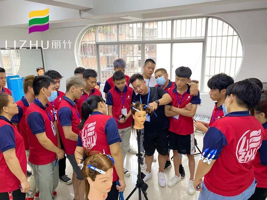 學(xué)牙剪打薄技巧，就知道南寧美發(fā)學(xué)校哪家有實(shí)力