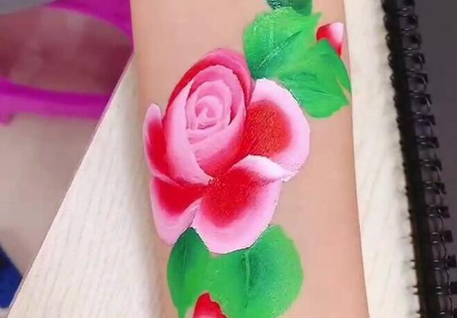 人體3D彩繪無(wú)痛紋身，實(shí)力演繹南寧美甲學(xué)校哪家技術(shù)好