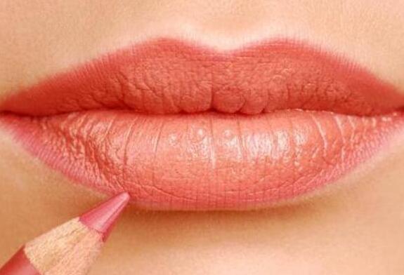 學畫唇線的方法，就知道廣西化妝學校哪家正規(guī)