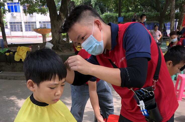 以社區(qū)義務(wù)剪發(fā)的方式，祝老師們教師節(jié)快樂