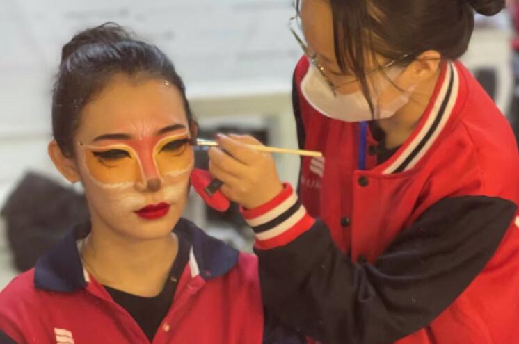 廣西彩妝造型培訓(xùn)學(xué)校：創(chuàng)意妝容練習