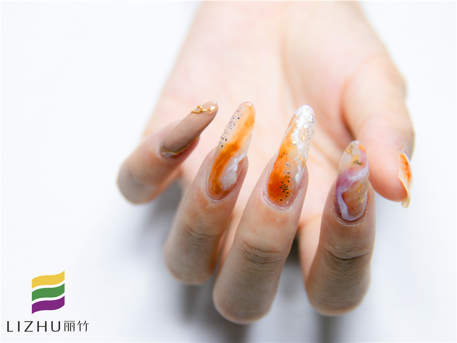 美甲封層使用方法，廣西美甲培訓(xùn)機(jī)構(gòu)教你