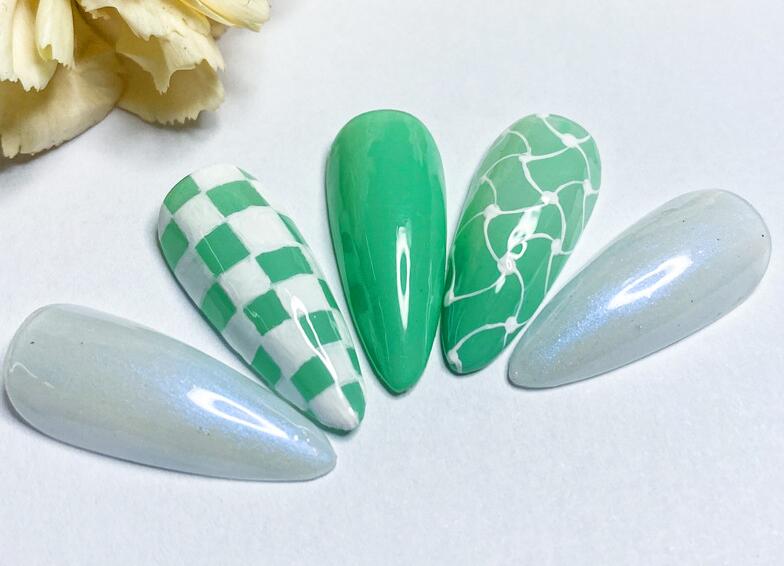 看棋盤美甲作品，知道廣西美甲學(xué)校哪家教學(xué)好