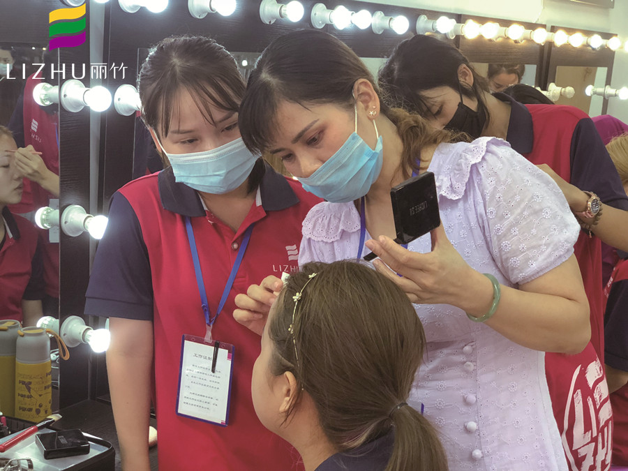 秋季化妝起皮怎么辦？廣西彩妝造型學(xué)校幫你想辦法