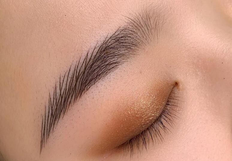 眉頭漸變不自然？南寧紋繡學(xué)習(xí)中心幫你分解