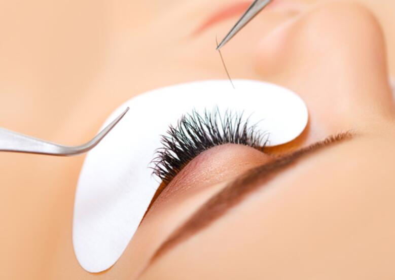 接睫毛如何防止過(guò)敏？南寧美甲美睫培訓(xùn)班告訴你