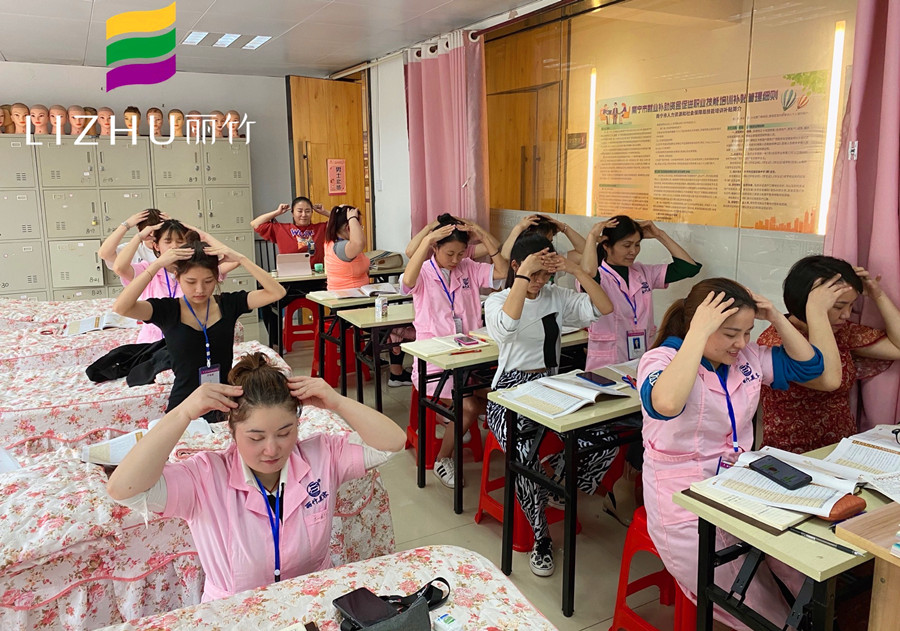 美容學(xué)員如何練習(xí)手法？廣西專(zhuān)業(yè)美容培訓(xùn)給你示范