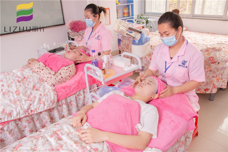 曬后如何修復(fù)皮膚？廣西美容學(xué)校演示給你看