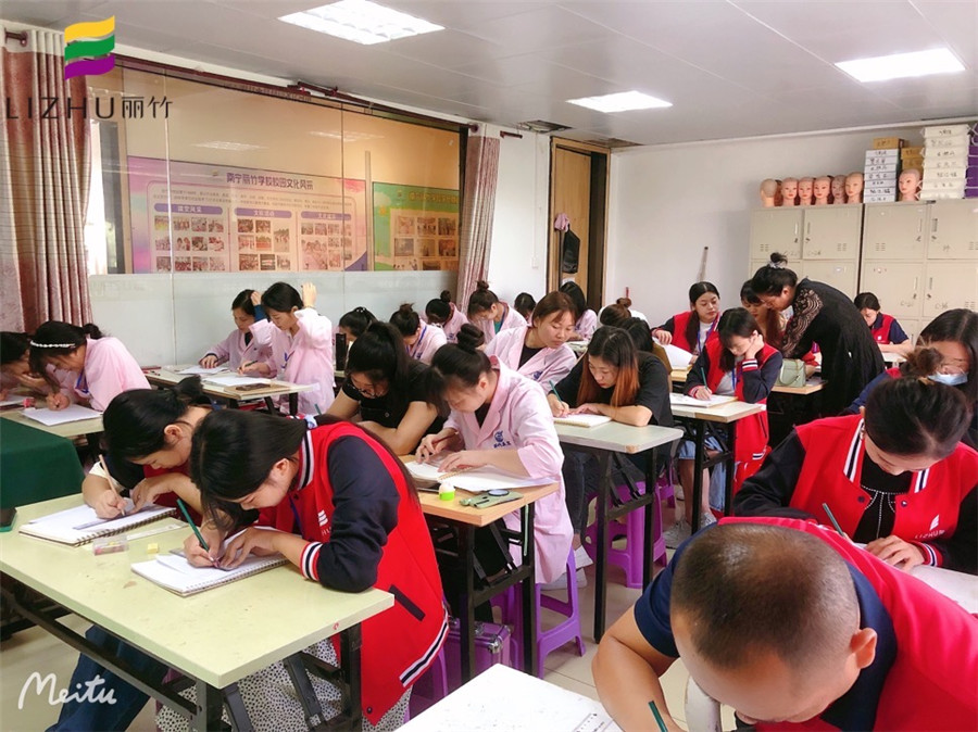 南寧學紋繡正規(guī)學校教你霧眉的畫法