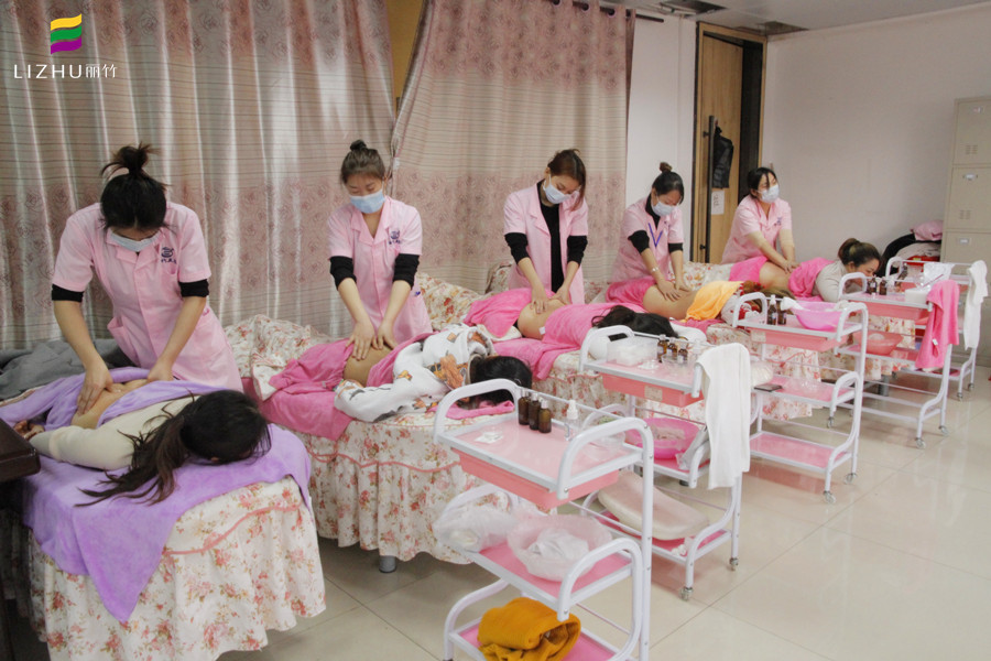 美容師如何練習(xí)自己的手？南寧學(xué)美容教你