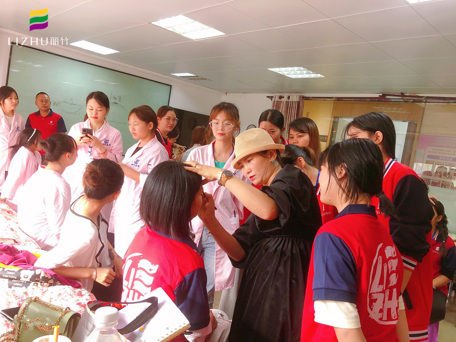 “一分鐘畫眉”，廣西紋繡培訓(xùn)班正在示范