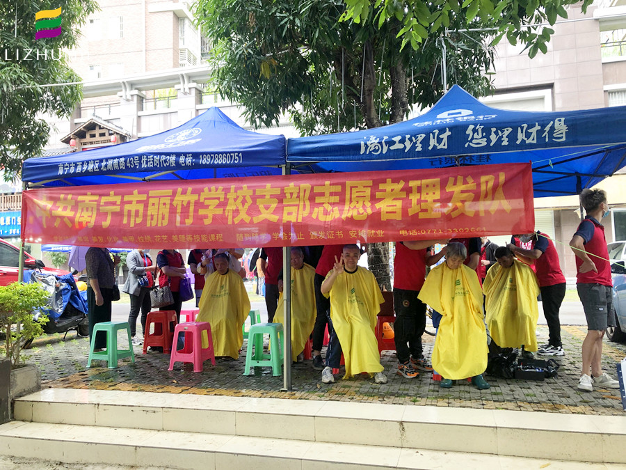 廣西美發(fā)學(xué)校公益：為社區(qū)居民理發(fā)，義不容辭