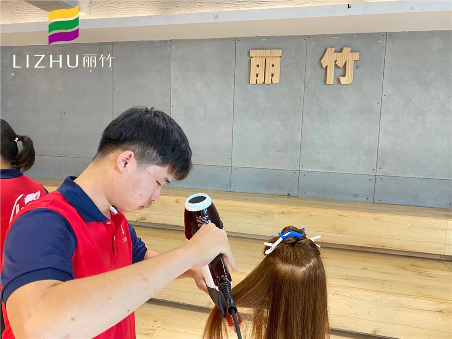 吹風(fēng)造型注意事項(xiàng)，南寧美發(fā)職業(yè)培訓(xùn)學(xué)校培訓(xùn)課程