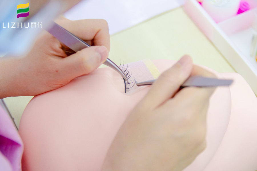 廣西美甲美睫學校：嫁接睫毛的技巧