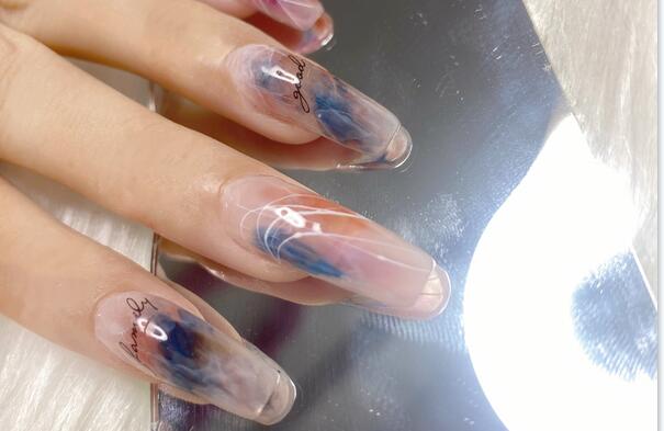 日式暈染美甲作品，實力證明廣西受歡迎的美甲學校是哪家