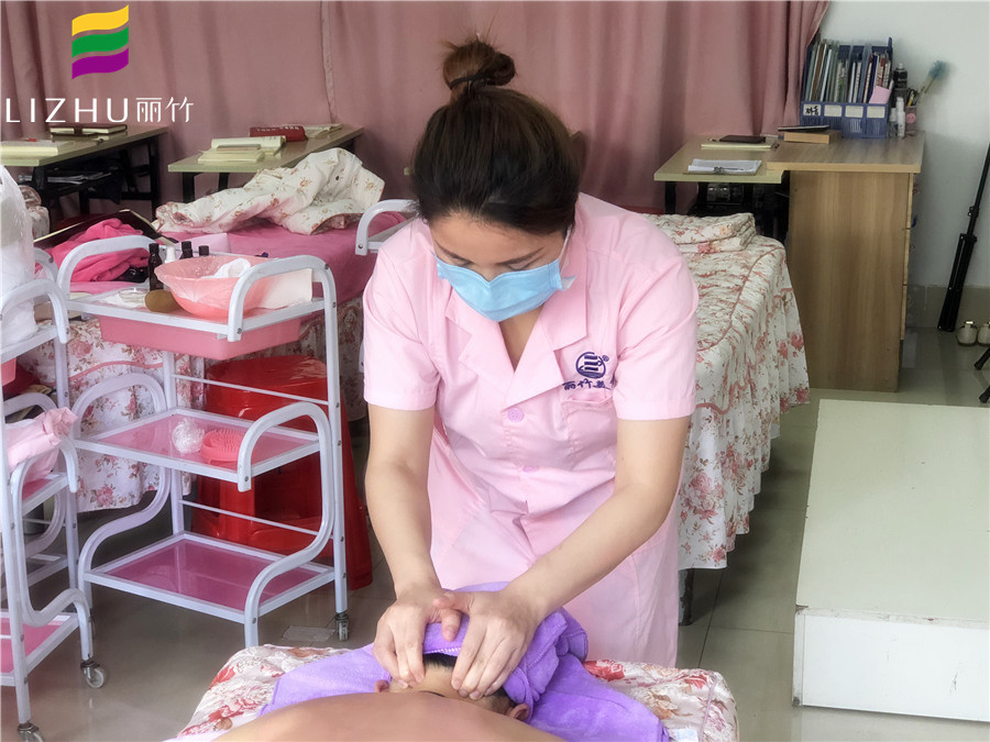 美容學(xué)子感言：這就是為人師表該有的樣子！