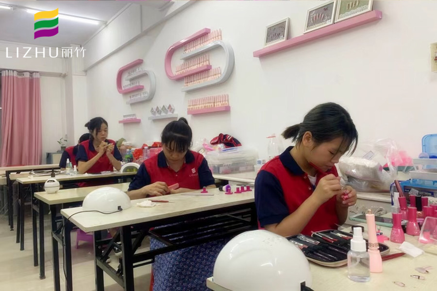 南寧專業(yè)美甲學校，教你專業(yè)美甲技術(shù)