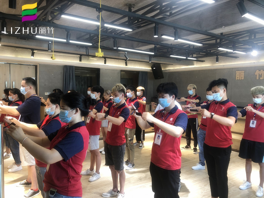 廣西學理發(fā)的學校男士剪裁班練習課堂