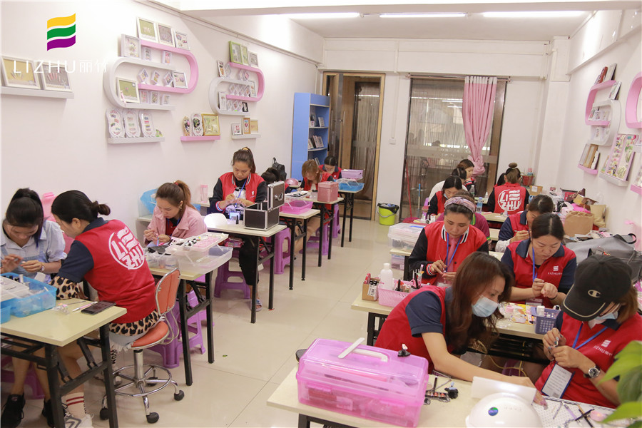 南寧正規(guī)美甲學校美甲基礎(chǔ)課程學習