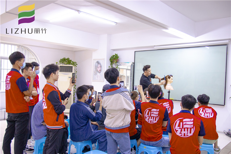 鎖骨發(fā)修剪技巧，南寧教理發(fā)的學校分享