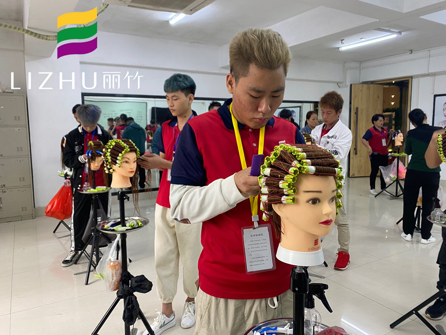 怎樣燙出彈性的波浪卷發(fā)？南寧美發(fā)課堂教你