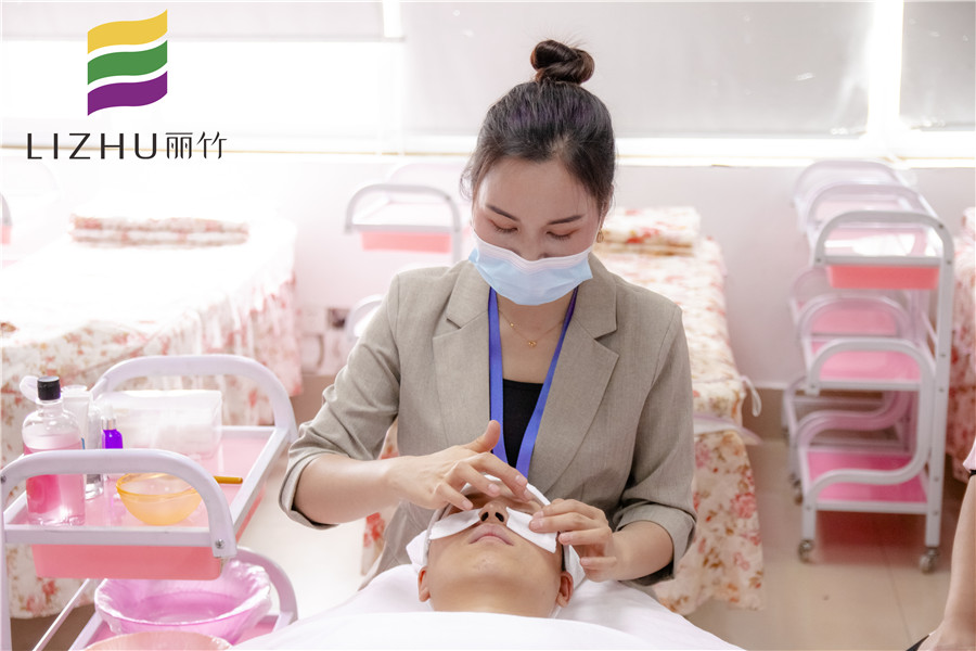 不傷皮膚的卸妝方法，廣西美容培訓中分給你