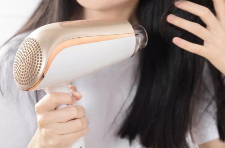 吹風機吹發(fā)型的技巧，廣西培訓美發(fā)學校教你