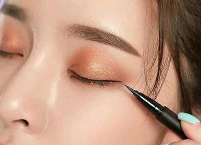 如何防止畫眼線時手抖？南寧化妝課程學習內容