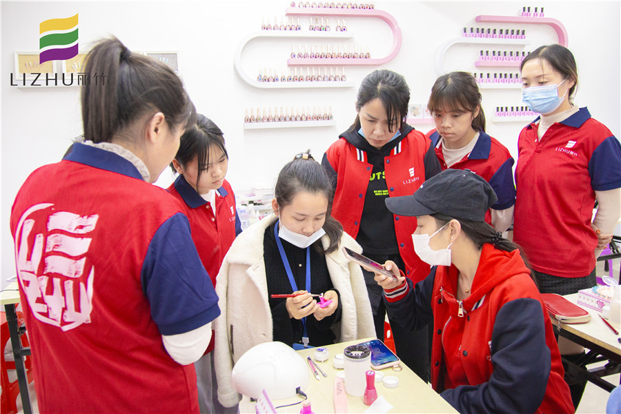 雕花美甲步驟，一起去南寧排名前十美甲學(xué)?？纯?>
								
								<span id=