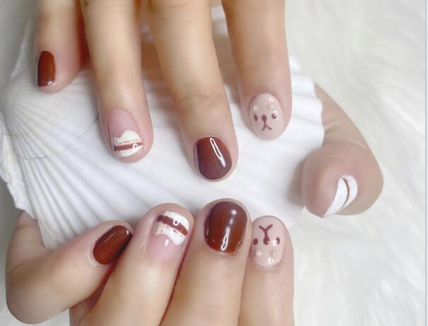 可愛卡通短圓甲作品，南寧美甲培訓(xùn)機(jī)構(gòu)分享