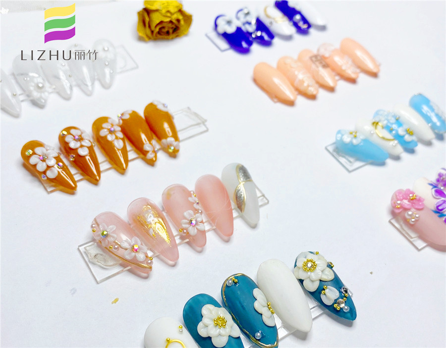 精美雕花美甲作品，告訴你南寧哪里可以學雕花美甲