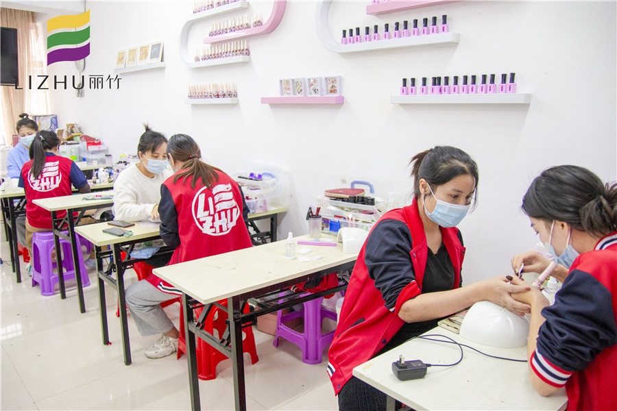 南寧美甲培訓學?；A班升班考核