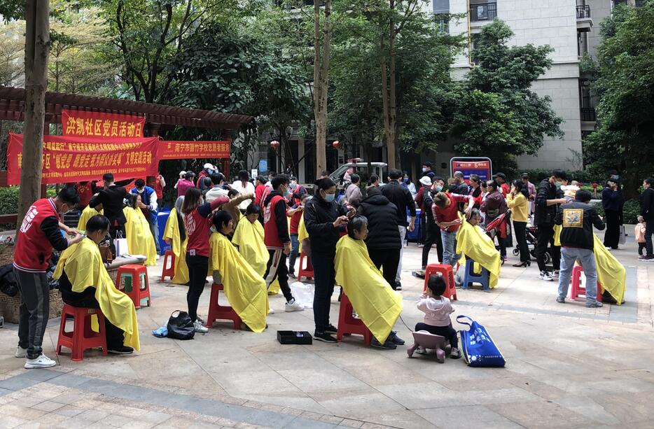 南寧學(xué)美發(fā)有實(shí)踐嗎？來看麗竹美發(fā)學(xué)校社區(qū)理發(fā)活動