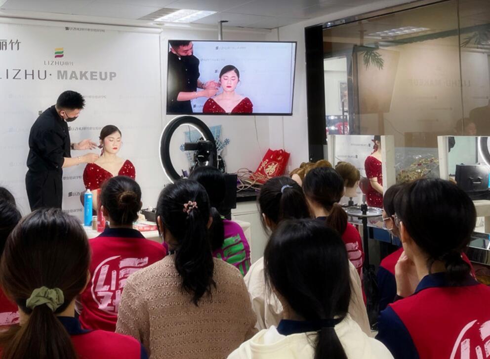 麗竹彩妝學校上演“換臉術(shù)”，展現(xiàn)南寧學彩妝哪家技術(shù)強