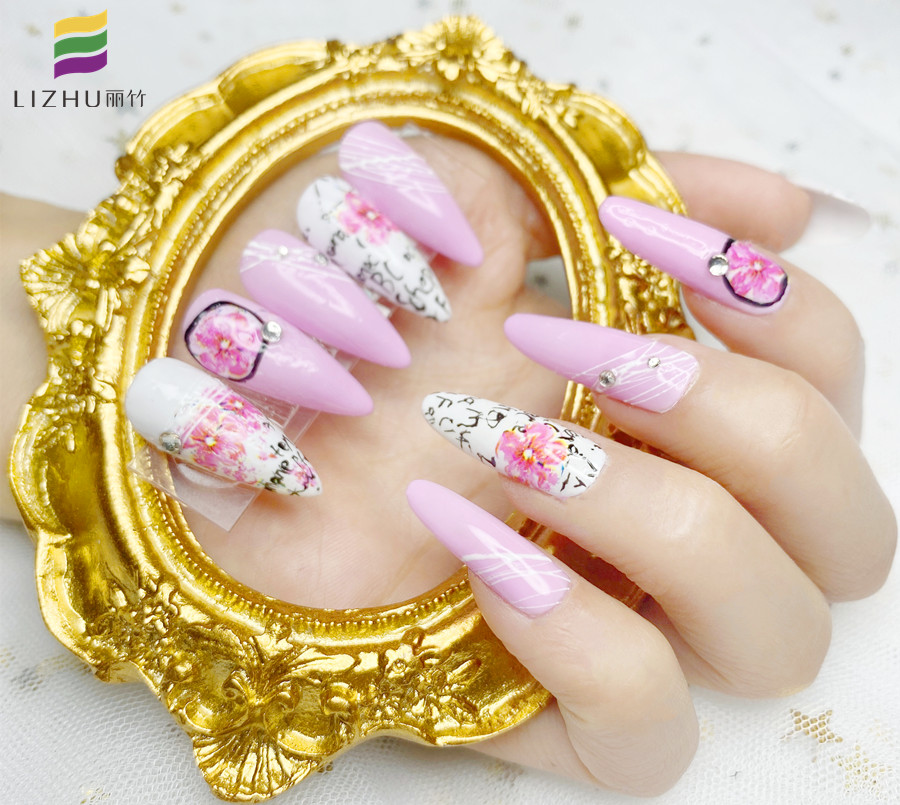 粉色少女風彩繪美甲，實力證明南寧美甲學校哪家?guī)熧Y強