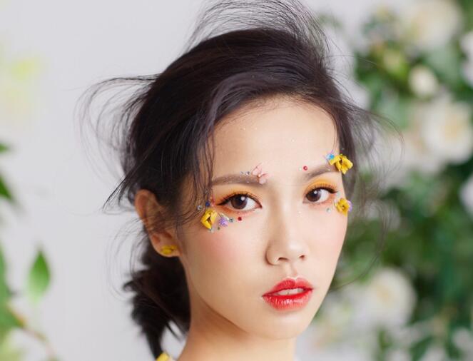 方型臉如何畫新娘妝？廣西南寧化妝學(xué)校教你