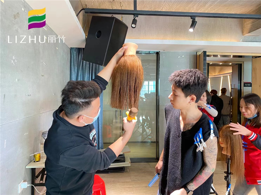 南寧美發(fā)學(xué)?？己耍悍叫螌哟?，圓形層次，三角堆積修剪