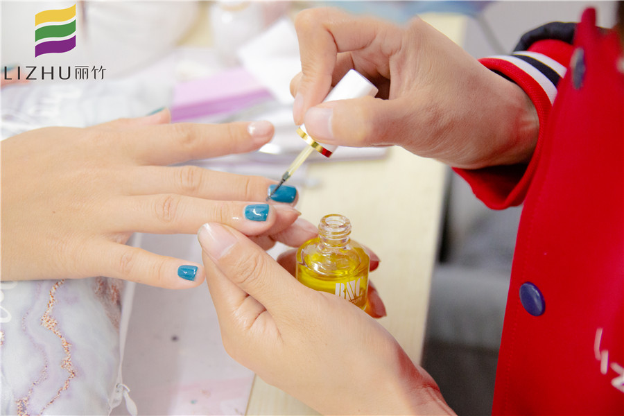 美甲涂單色的要點，南寧美甲師培訓(xùn)班教你