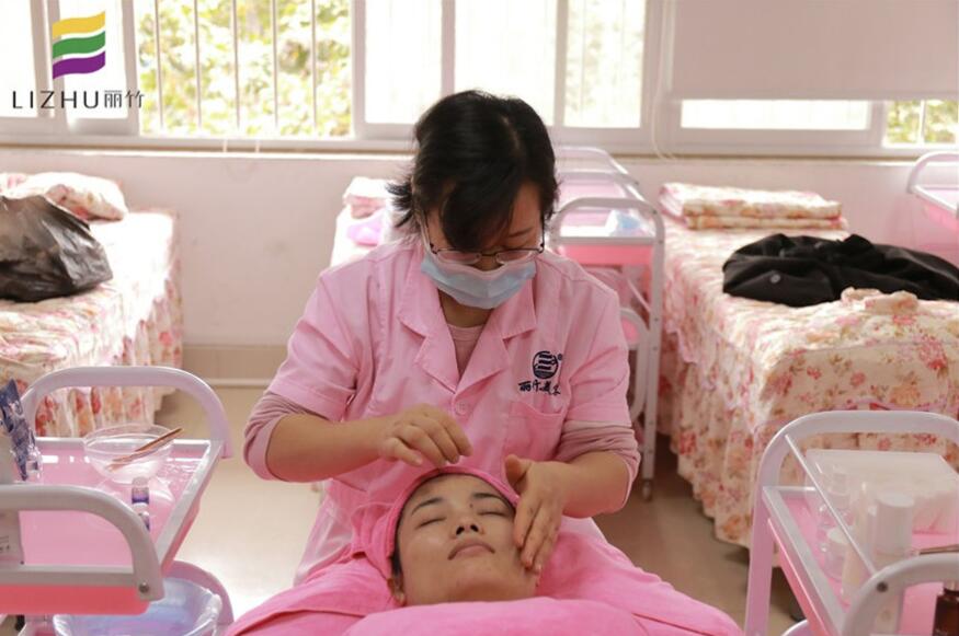 美容師不告訴你的皮膚護(hù)理小技巧，麗竹美容學(xué)校幫你找到啦