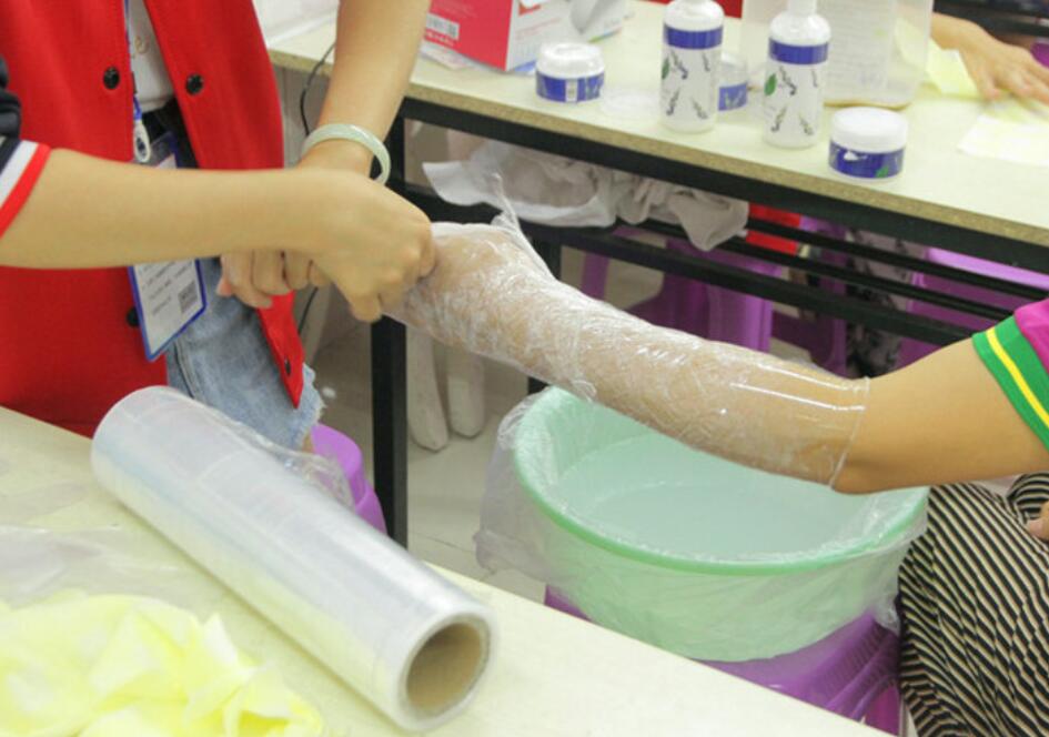 冬天手裂口子應(yīng)該怎么辦？廣西教美容護(hù)膚的學(xué)校找妙招