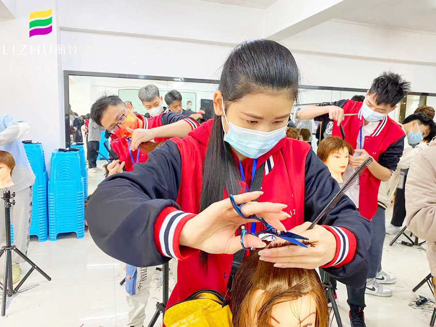 剪刀手法頭模練習(xí)，在廣西專業(yè)美發(fā)學(xué)校進行