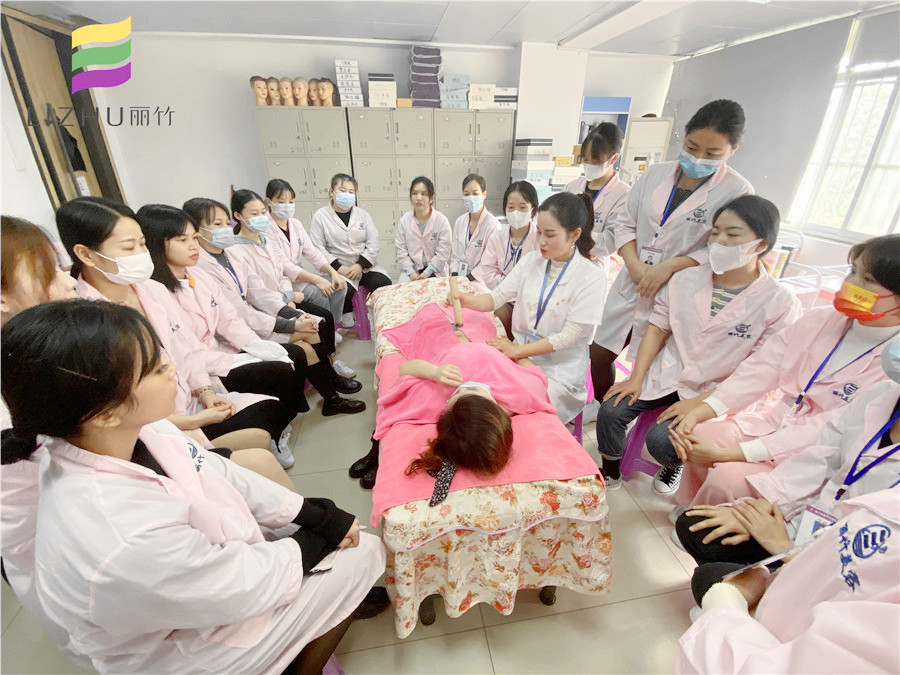 艾灸肚臍的好處，南寧美容養(yǎng)生培訓(xùn)班老師告訴你