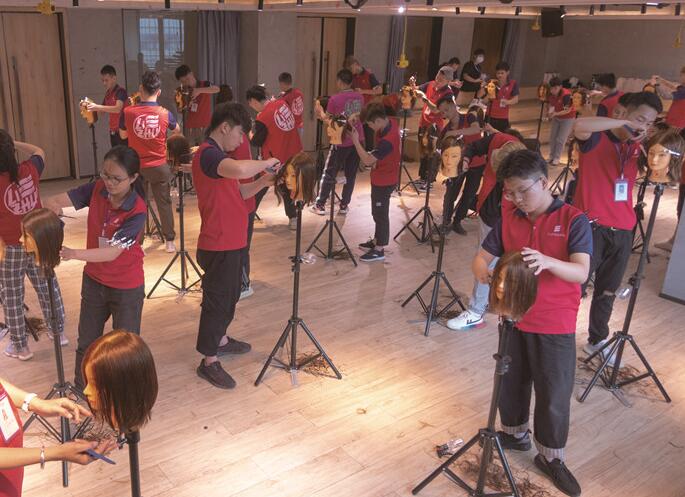 美發(fā)實(shí)操剪發(fā)常用手法，南寧美發(fā)基礎(chǔ)班學(xué)員正在練習(xí)