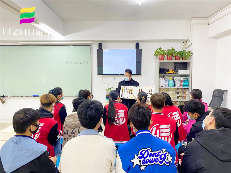 南寧哪里可以學(xué)染發(fā)？來(lái)麗竹學(xué)校魔幻色彩班