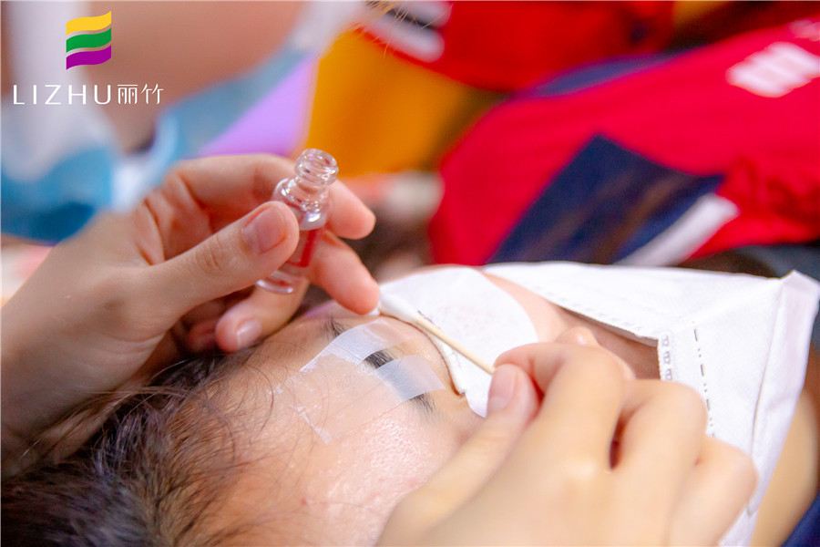 燙睫毛的方法是什么？南寧美睫培訓(xùn)班實(shí)操會(huì)給你看