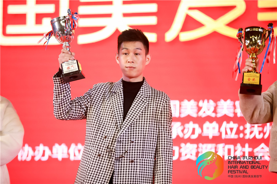 亞軍！祝賀玉可寧老師在全國美發(fā)美容行業(yè)職業(yè)技能競賽斬獲佳績