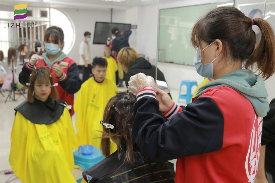 南寧燙染技術(shù)可以去哪里進(jìn)修？麗竹燙染培訓(xùn)班歡迎你