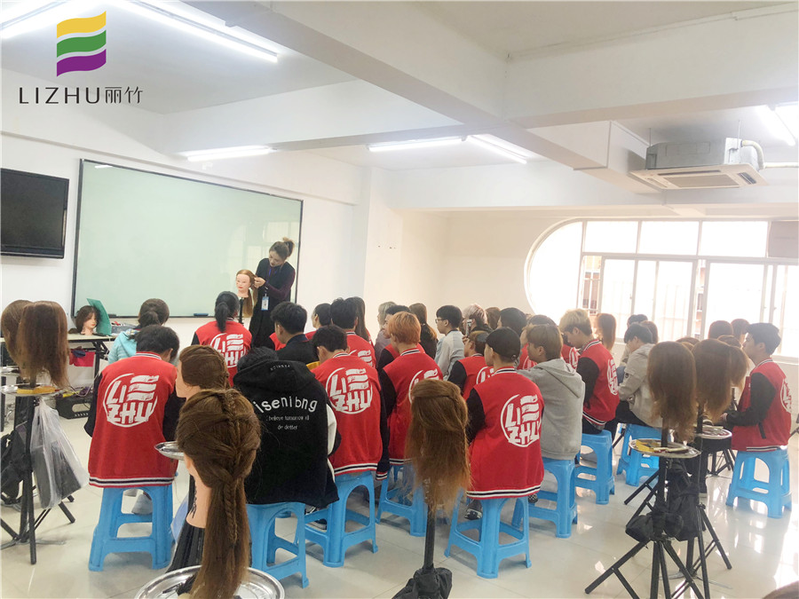 南寧美發(fā)學(xué)校哪家教編發(fā)？麗竹專業(yè)美發(fā)學(xué)校歡迎你