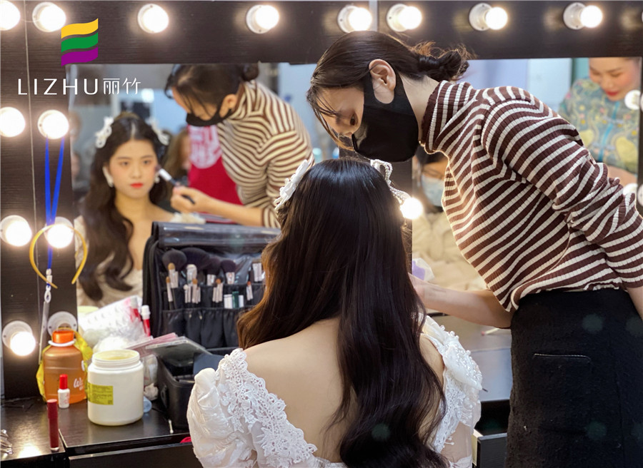 披發(fā)新娘妝容造型，南寧彩妝師培訓(xùn)班學(xué)員作品