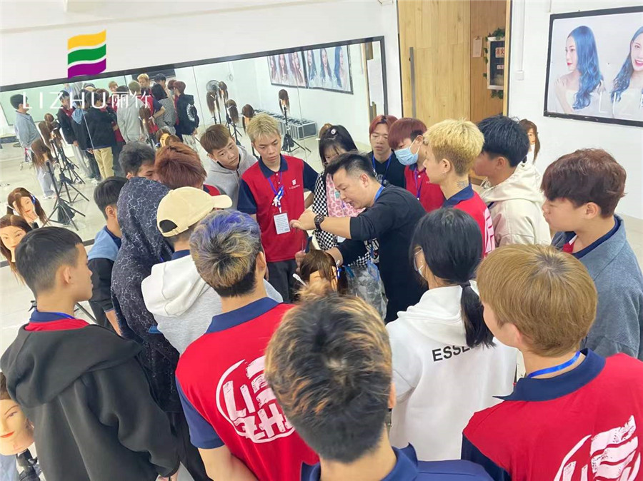 美發(fā)圓形層次修學(xué)習(xí)，廣西正規(guī)美發(fā)培訓(xùn)機構(gòu)學(xué)習(xí)